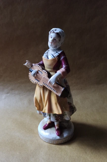 Rudolstadt Volkstedt Figurine Joueuse de Vielle En Porcelaine, signé.