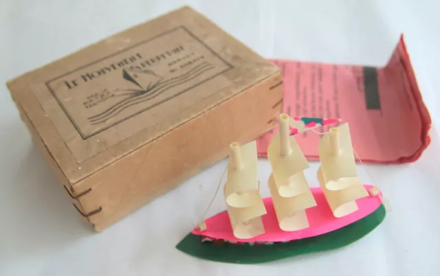 Vintage Boat Le Mouvement Perpetuel par le Bateau Fantome Tecomin Early Plastic