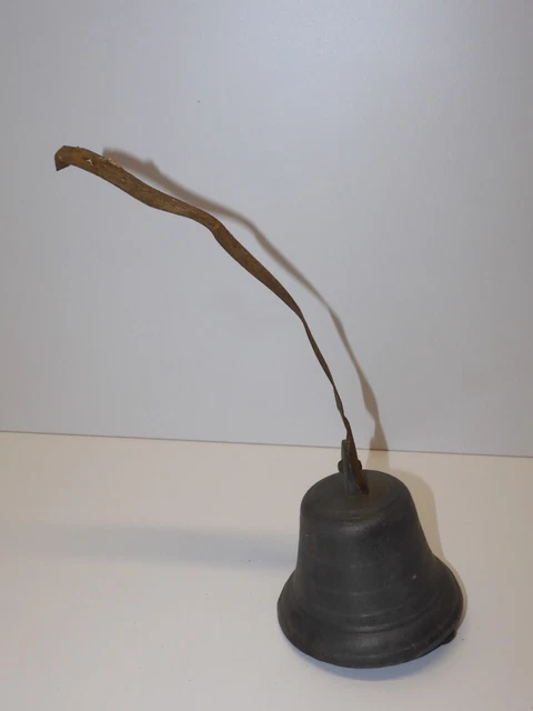 ANCIENNE CLOCHE DE PORTE D'ENTREE FONTE et GRELOT EUR 7,00 - FR