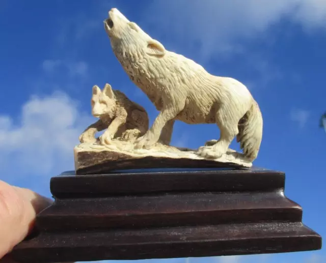 Wolf mit Welpen aus Hirschhorn geschnitzt auf Holzsockel !