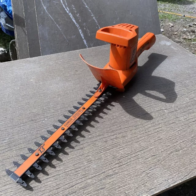 Vintage Black and Decker 16” DELUXE DOUBLE EDGE SHRUB HEDGE TRIMMER Model  8120