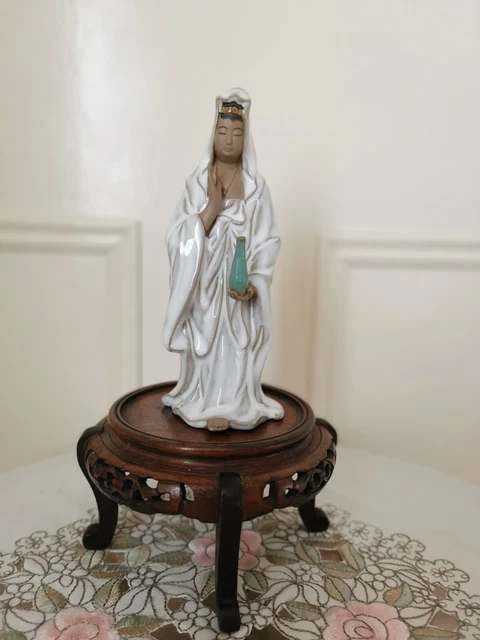 Beautiful very detailed Chinese Guanyin Mercy Goddess Porcelain Statue