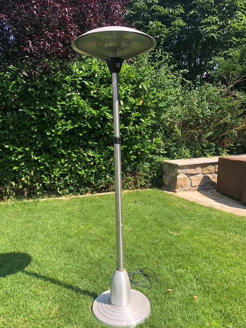 Unbenutzter Heizstrahler Perfekt Für Lauschige Grillabende Auf Der Terrasse