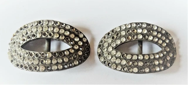 Paire d'anciennes boucles de chaussures en métal argenté et pierres
