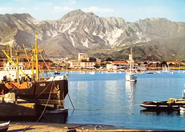 Cartolina - Marina di Carrara - Il porto e sullo sfondo Alpi Apuane - 1966