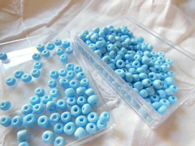 Lot environ 21 grammes de perles de rocaille bleu  3 /,4 mm en verre