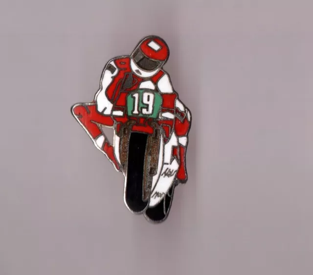 pin's moto 19 (signé démons et merveilles) hauteur: 3,6 cm