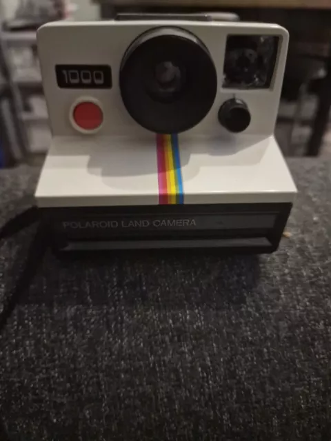 Polaroid 1000 land camera. Red Button. Working. Nice Camera.