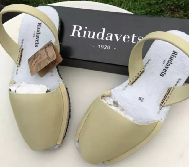 Riudavets Leather peep-toe sandal. Comfort Rubber sole. Handmade in Spin