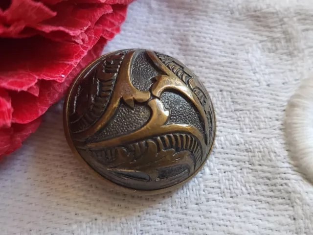 Bouton ancien en métal bombé travaillé demi sphere 1,9 cm G19D