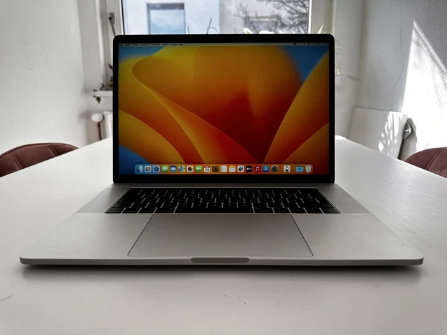MacBook Pro 2018 15,4"" (256 GB SSD, Intel Core i7 8a gen, 2,2 GHz, 16 GB)