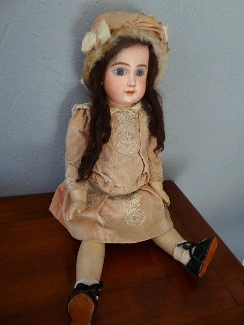 Poupée Ancienne Petit Chaperon Rouge - Tête Porcelaine Biscuit - 7 Cm - Collection
