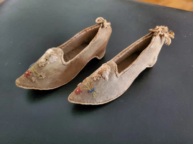 Petite paire de chaussures anciennes tissu brodé de fleurs