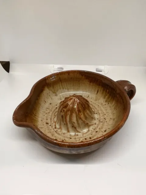 Exprimidor de cítricos de gres hecho a mano cerámica artística con pico y mango vintage