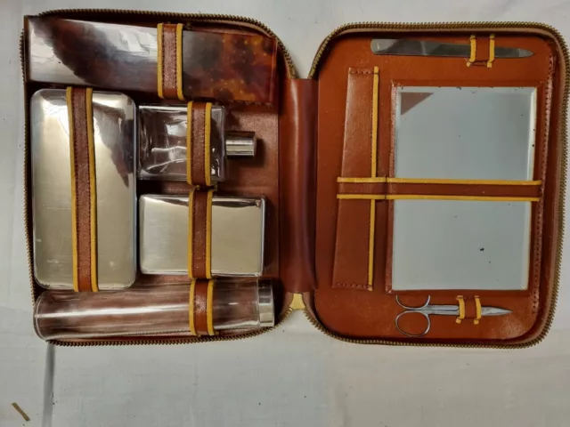 Trousse  de toilette de voyage en cuir  vintage