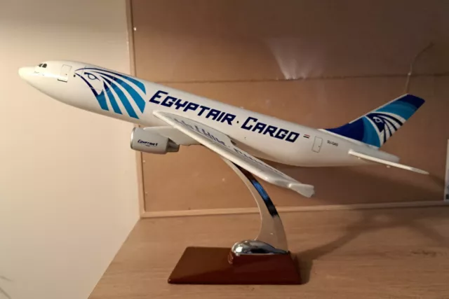 Maquette Avion d'Agence Airbus A300-600 EGYPTAIR CARGO Résine sans marque 1/100