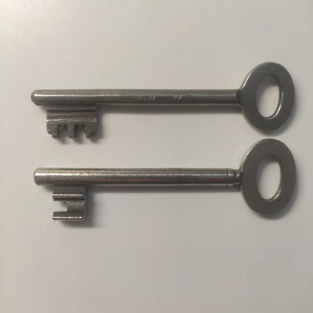 2 Alte Schlüssel - Schrankschlüssel - Truhenschlüssel