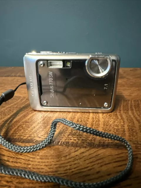 Olympus Stylus 770SW, 7.1MP Compact Digital Camera + battery Screen Imperfection