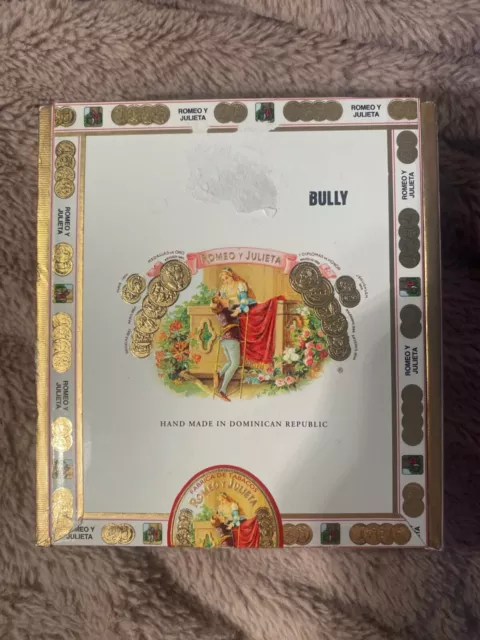 ROMEO  y JULIETA Bully Wooden Cigar Box Vtg. Bully