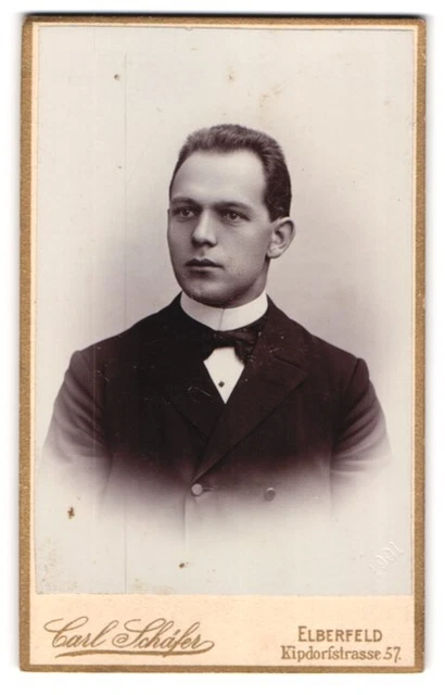 Fotografie Carl Schäfer, Elberfeld, Kipdorfstr. 57, Junger Herr im Anzug mit Fl