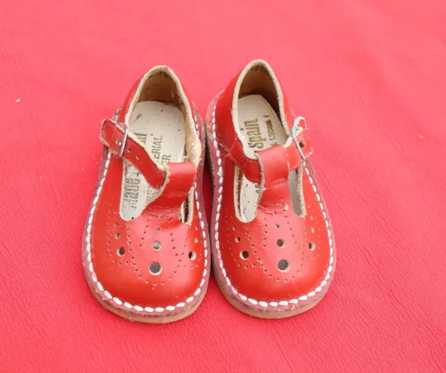 sandalettes vintage cuir rouge pour enfant ou poupee neuves P 19