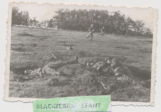 2792 FOTO WK2 BEI Manöver Spielen Soldaten TOTER MANN EUR 9,50 ... 2792 FOTO WK2 BEI Manöver Spielen Soldaten TOTER MANN EUR 9,50 ...