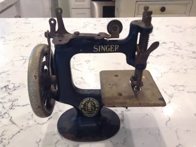 Antique/Vintage Singer Mini Sewing Machine Salesman Sample Childs Toy Hand Crank