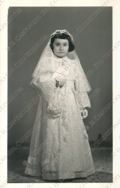 Ritratto di bambina abito da comunione vestito guanti bianchi Fotografia