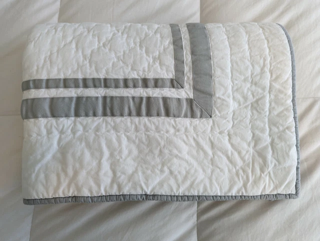Manta edredón para cuna de niños Pottery Barn gris edredón blanco cinta