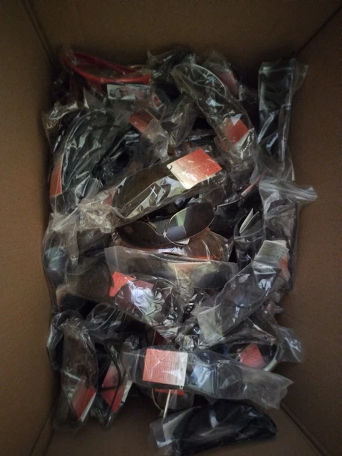LOT De 100 Lunettes De Soleil Noires Pour Revendeur - Neuves Avec étiquettes - Modèle Femme