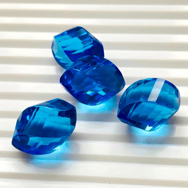 Lot de 6 briolettes en forme de larme à facettes en topaze