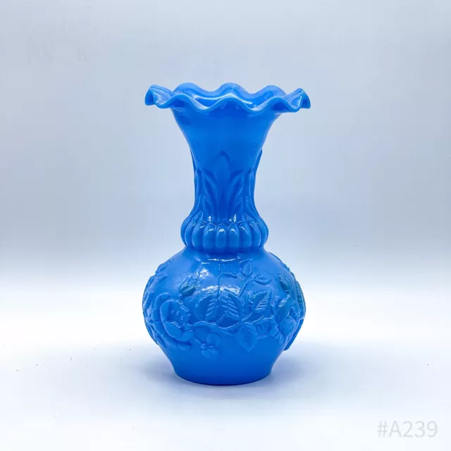 Art Déco Blumenvase Opalglas Pressglas mit Rosen-Reliefdekor Handarbeit | Blau