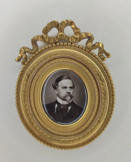 Ancien petit cadre en laiton doré avec un caméo portrait d époque Napoléon III