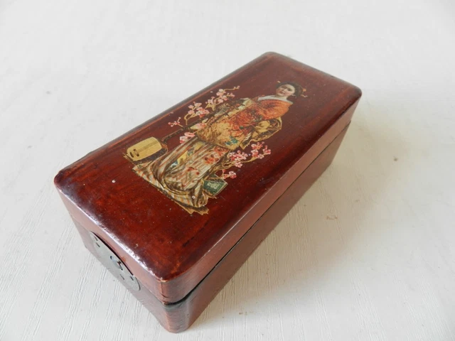 CHARMANT COFFRET ANCIEN LAQUÉ SANG de BOEUF * BOÎTE à DÉCOR JAPONISANT de GEISHA
