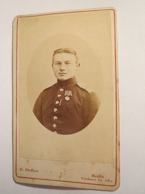 Berlin - Soldat in Uniform mit Orden - Regiment Nr. 77 ? - Portrait / CDV
