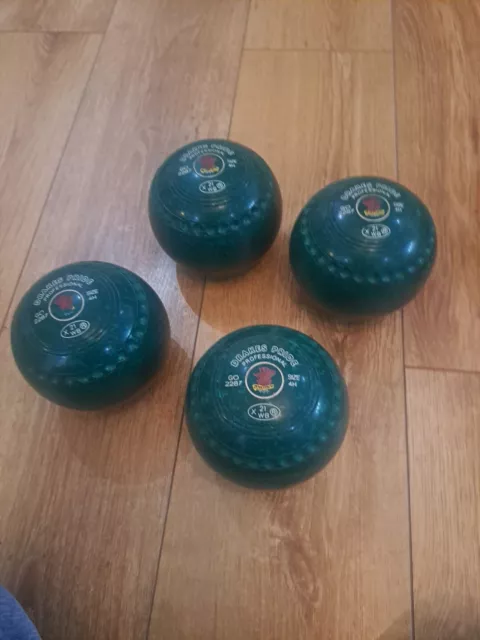 Set of 4 Drakes Pride Professional Coloured Lawn Bowls Size 4 WB21 plus carrier