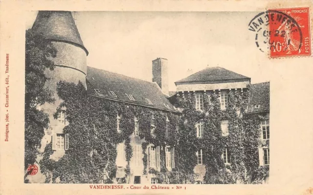 VANDENESSE - la cour du château