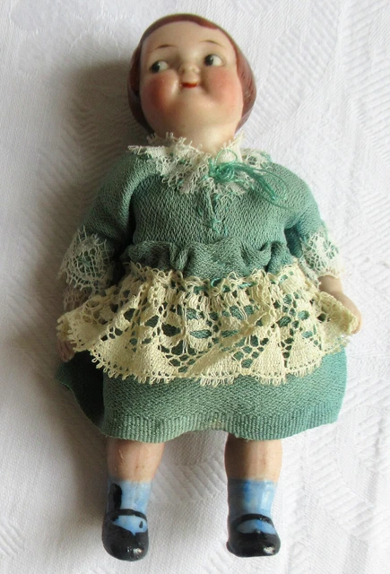 Petite poupée mignonnette en porcelaine polychrome, avec ... - 85693009-507