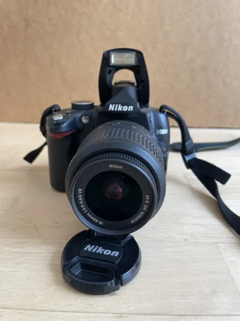 Nikon D D5000 12.3 MP SLR-Digitalkamera - Schwarz (Kit m/ AF-S DX 18-55mm...