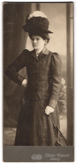 Fotografie Knoth & Heine, Leipzig, Rossplatz 6, Junge Frau mit hohem Hut, Stock