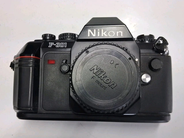 Boitier argentique Nikon F-301 avec objectif Nikkor Ai 85mm