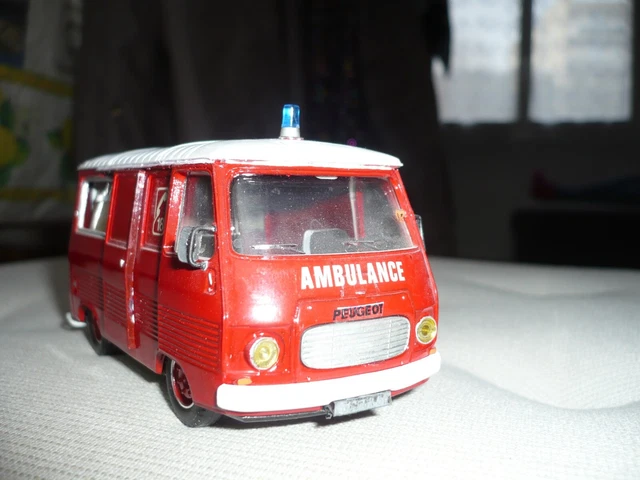 Camion De Pompiers Peugeot J7 1/43 - Voiture De Secours Aux Asphyxiés Et Blessés - Véhicule Léger Sapeurs Pompiers Hachette Collections OPO 10