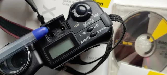 Nikon Coolpix E950 für Bastler/ Blitzlicht defekt mit Gebrauchsspuren am Gehäuse 4