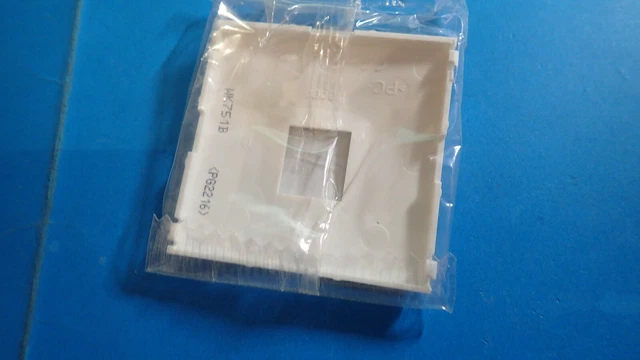 Hager WK751B - Doigt Enjoliveur RJ45 KALLYSTA BLANC NEVE 2