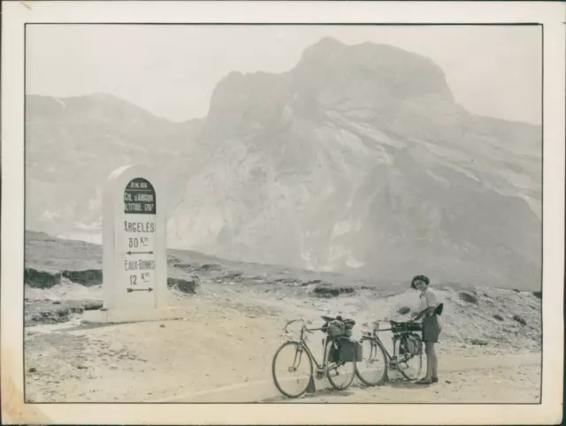 France, 1949, Route pour Eaux Bonnes et Argelès  Vintage silver print. Tirage