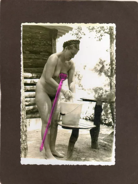 Zg5) Foto Junge Frau beim Waschen .