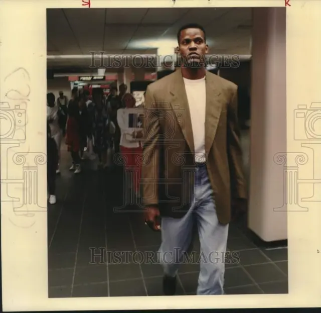 1992 Press Photo Basketball Player Dale Ellis at San Antonio Airport Airport