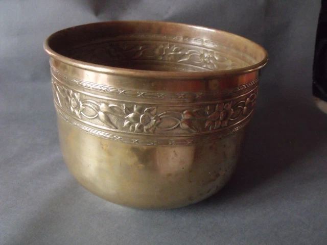 ANCIEN CACHE POT EN LAITON UNIS FRANCE PARIS 10 Cm De Haut EUR 9,99