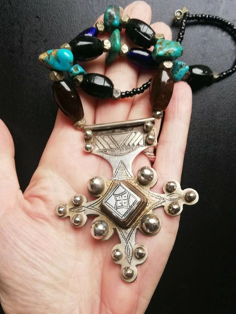 Collier Berbère Ancien En Argent Massif Avec Pierre Noire – Breloque Ethnique Vintage