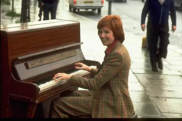 Television Presenter Singer Cilla Black Sitting At A Piano 1978 OLD TV PHOTO 1